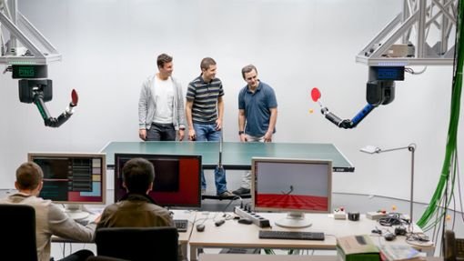 Zwei Roboter spielen in Tübingen Tischtennis. Foto: dpa/Wolfram Scheible