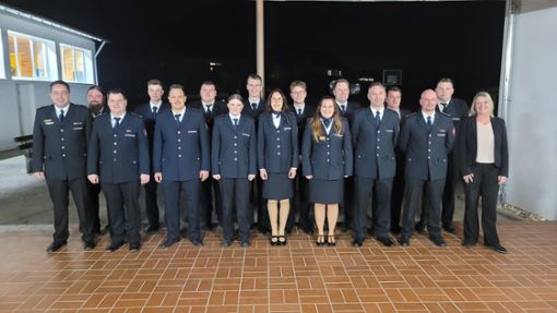 Kommandant Frank Scherfer und Bürgermeisterin Carmen Merz (vorne rechts) mit allen beförderten, geehrten und ernannten Kameradinnen und Kameraden. Foto: Feuerwehr