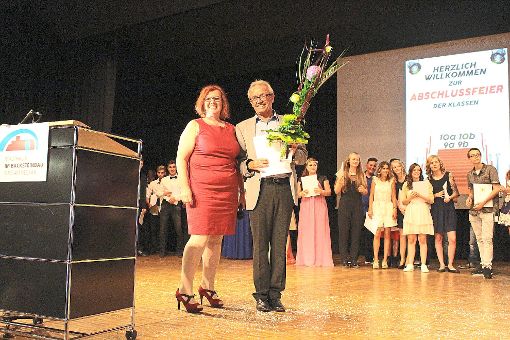 ­Schulleiterin Monika Schneider gratuliert Siegbert Supper zum 40. Dienstjubiläum. Foto: Fahrland Foto: Schwarzwälder-Bote