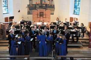 Nicht nur einen himmelblauen Akzent setzte der Chor beim gemeinsamen Auftritt in der Kirche St. Michael. Foto: Ziechaus Foto: Schwarzwälder Bote