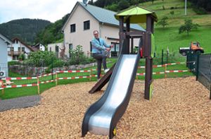 Bürgermeister Bernd Heinzelmann überzeugt sich selbst vom Spaßfaktor auf dem Kletterturm. Foto: Sum