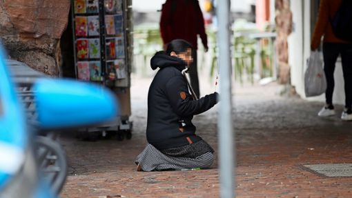 Nicht nur „stille“ Bettler, wie hier in der Villinger Innenstadt, sind regelmäßig zu sehen – einige Bürger fühlen sich von aggressiven Geldeintreibern belästigt. Foto: Marc Eich
