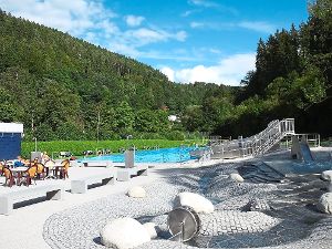 Einem sehr positiven Saisonabschluss sieht das Freibad in Bad Teinach-Zavelstein entgegen, das noch bis Sonntag geöffnet ist.  Foto: Stocker Foto: Schwarzwälder-Bote