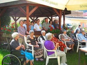 Im Altenheim Christiana  in Brasov-Sacele freuten sich die Bewohner riesig über die Gäste aus dem Schwarzwald. Finanziert wird die Einrichtung überwiegend mit Hilfsgütern aus Villingen. Foto: Schwarzwälder Bote