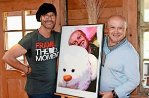 Uwe Merz (links) hat auch „Mr. Big“ Erwin Moser fotografiert und nachbearbeitet. Im Begleitheft zur Ausstellung steht: „Ein Mensch mit einem Herzen, so groß wie ein 400 Gramm-Steak!“ Foto: Störr
