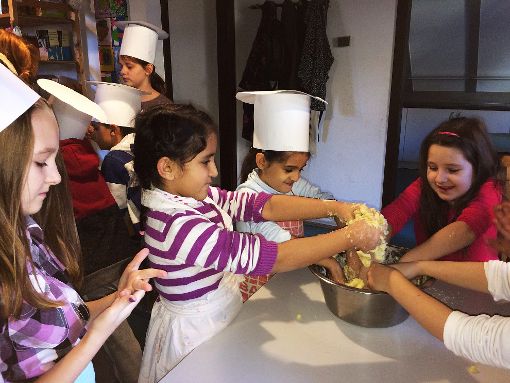 Gut zu tun hatten die kleinen Bäcker aus der Vorbereitungsklasse der Kirchgrabenschule. Foto: Sauter Foto: Schwarzwälder-Bote