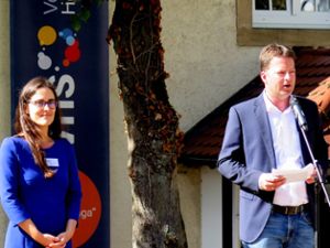 Sarah Willner, Leiterin der Volkshochschule Hechingen, und Bürgermeister Philipp Hahn begrüßten die Besucher beim Tag der offenen Tür. Foto: Maute