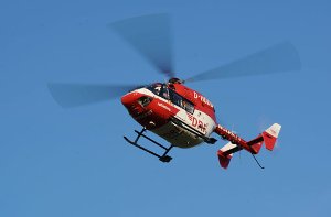 Bei einem schlimmen Verkehrsunfall auf der A 81 musste am Samstagnachmittag eine lebensgefährlich verletzte Person mit dem Hubschrauber ins Krankenhaus geflogen werden. (Symbolbild) Foto: DRF-Luftrettung