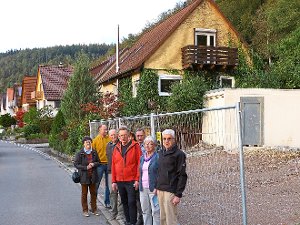 Nachbar Georg Peter (Erster von rechts) und einige seiner Mitstreiter im Kampf gegen das Neubauvorhaben in der Galgenbergstraße. Foto: Stadler