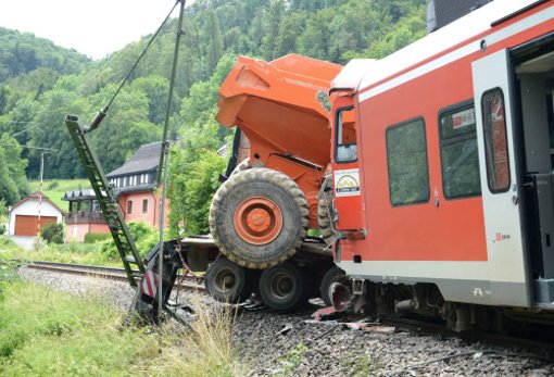 Beim Zusammenstoß eines Regionalexpresses mit einem Sattelzug am Bahnübergang in Talhausen sind am Freitagmorgen 33 Menschen verletzt worden, vier davon schwer. Foto: dpa