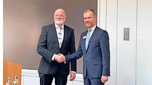 Regierungsvizepräsident Klemens Ficht (links) gratuliert dem neuen Landrat Christian Ante. Foto: Alexander Blessing