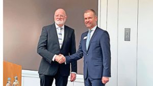 Regierungsvizepräsident Klemens Ficht (links) gratuliert dem neuen Landrat Christian Ante. Foto: Alexander Blessing