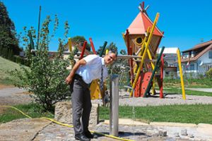 : Bürgermeister Markus Huber probiert, ob die Pumpe des Brunnens funktioniert. Foto: Steinmetz Foto: Schwarzwälder Bote
