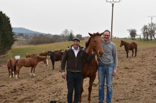 Timo Harpain (links) und Felix Hofmann haben in Bergfelden ein Paradies für Pferde geschaffen. Foto: Cools