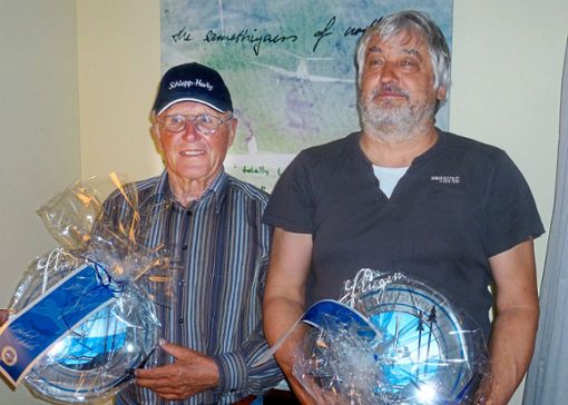 Herbert Schötz (50 Jahre LSB-Pilot, links) und Achim Hirt (40 Jahre LSB-Pilot) werden für ihr jahrzehntelanges Mitwirken im Luftsportverein ausgezeichnet. Foto: Petzold Foto: Schwarzwälder Bote