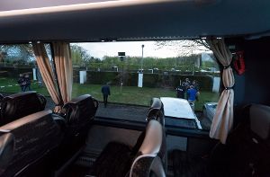 Ein Blick aus dem Ersatz-Bus für die polizeiliche Rekonstruktion auf den Anschlagsort mit der Hecke, wo die drei Bomben gezündet wurden, aufgenommen in Dortmund.  Foto: dpa