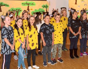 Die Dritt- und Viertklässler der Vollmaringer Grundschule erhielten viel Beifall für ihr Musical. Foto: Priestersbach Foto: Schwarzwälder Bote
