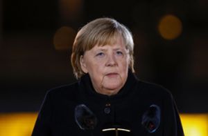 Angela Merkel bei ihrer Rede beim großen Zapfenstreich zu ihren Ehren im Bendler-Block in Berlin. Foto: dpa/Odd Andersen