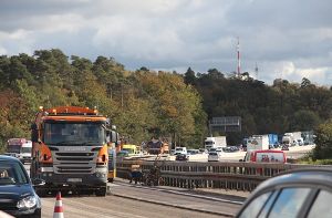 Nach einem Lkw-Unfall haben Arbeiter am Freitagnachmittag am Kreuz Stuttgart die Fahrbahn erneuert - kilometerlange Staus waren die Folge. Foto: Friebe/PR