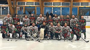 Die  „Schwarzwälder Holzhacker“ boten zum Ende der Saison in der  Eishalle  Baiersbronn ein öffentliches Training. Foto: Monika Braun