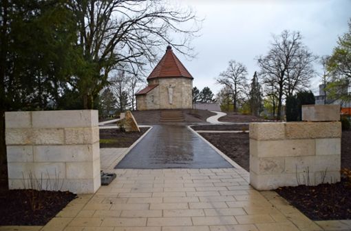 Der Friedhof in Dotternhausen ist nun parkähnlich und großzügig angelegt worden. Die Bauarbeiten sind bis auf wenige Kleinigkeiten abgeschlossen. Foto: Visel