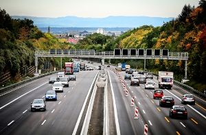 Die A 8 bei Stuttgart-Rohr: Richtung Karlsruhe (links) fließt der Verkehr ungehindert, Richtung München gibt es noch Restarbeiten. Foto: Leif Piechowski