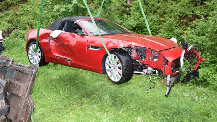 Unfall: Jaguar landet im Bach