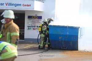 Zu einem Containerbrand musste die Villinger Wehr gestern in die Mühlenstraße ausrücken. Nahezu zeitgleich wurde ein Autobrand in der Schwenninger straße gemeldet. Foto: Eich