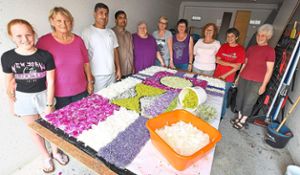 Frauen aus der Gemeinde und Flüchtlinge halfen mit bei der Gestaltung von Blumenteppichen. Fotos: Maier Foto: Schwarzwälder Bote