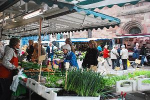 So kennt man es: Markttreiben am Münsterplatz, wo Frisches über die Verkaufstheke geht. Foto: Spitz