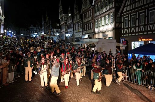 Beim Calwer Nachtumzug zogen rund 1500 Musiker, Häs- und Maskenträger durch die Stadt. Foto: Fritsch