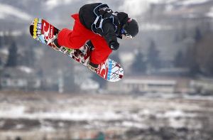 Snowboarder in der Stadt: Sie fliegen nicht nur wie hier in Davos, sondern nun auch in Stuttgart. Foto: AP