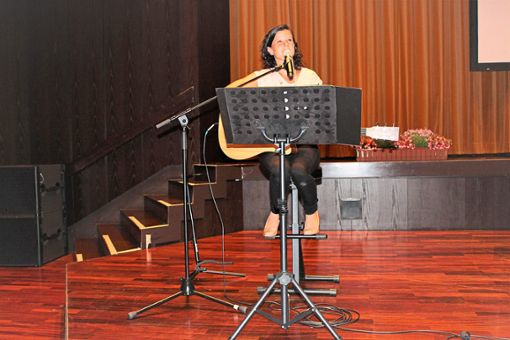 Steffi Neumann macht den Gläubigen mit ihren Liedern Mut. Foto: Breisinger Foto: Schwarzwälder Bote