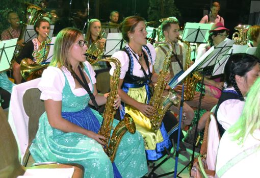 Der Musikverein sorgt für Stimmung. Foto: ah Foto: Schwarzwälder Bote