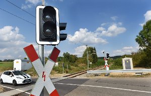 Seit Donnerstagnachmittag ist die neue, vollautomatische Warnblinkanlage am Bahnübergang Talheim in Betrieb. Foto: Hopp