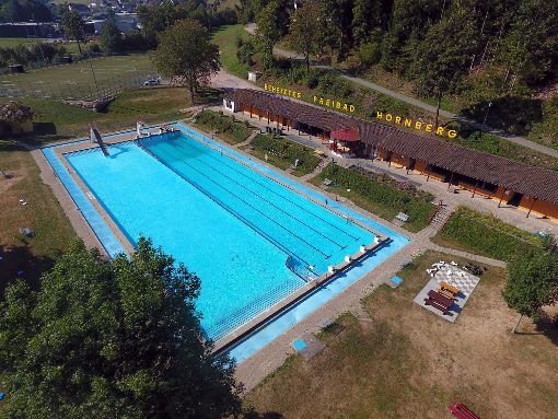 Die Sanierung des Hornberger Freibads soll direkt nach der diesjährigen Schwimmsaison starten. Noch hofft die Stadt auf Zuschüsse aus einem der Fördertöpfe.   Foto: Gräff