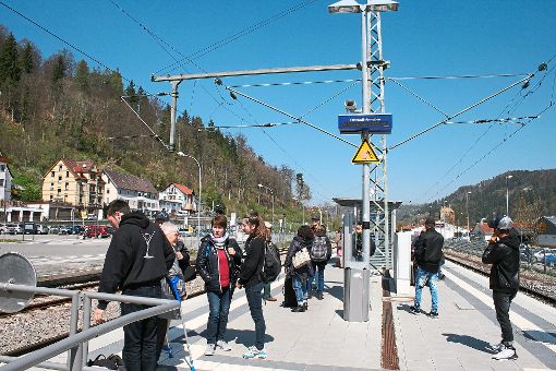 Diese Bahnfahrgäste warten am Oberndorfer Bahnhof darauf, ihre Reise endlich fortsetzen zu können  Foto: Danner