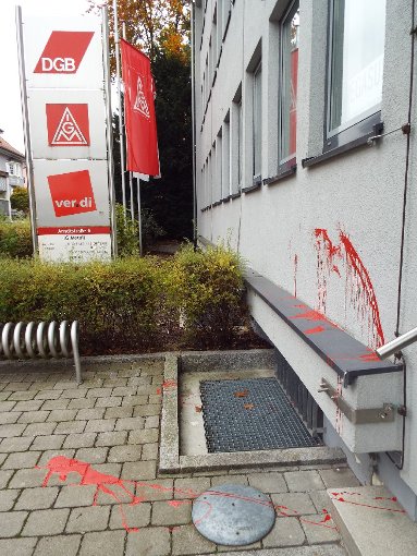 Schwenninger Gewerkschaftshaus beschädigt: Unbekannte haben die Fassade mit roter Farbe verschmutzt. Foto: Hennings