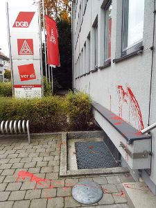 Schwenninger Gewerkschaftshaus beschädigt: Unbekannte haben die Fassade mit roter Farbe verschmutzt. Foto: Hennings