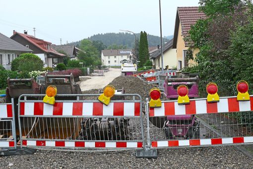 Die Absperrung steht: Gut voran kommen die Bauarbeiten in der Eisenbahnstraße in Schömberg. Fotos: Visel Foto: Schwarzwälder Bote