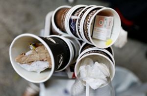 Die Steuer soll auf Verpackungen von Speisen und Getränken erhoben werden, die zum Verzehr unterwegs bestimmt sind, wie beispielsweise Nudelboxen oder Becher für Coffee to go. (Symbolfoto) Foto: dpa