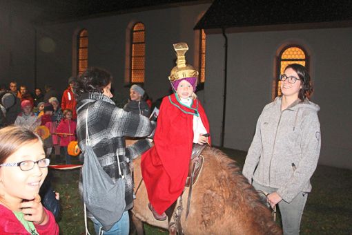 Angeführt wurde der Laternenumzug in Schapbach von St. Martin auf einem Pony.  Foto: Weis Foto: Schwarzwälder Bote