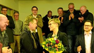 Landrat Günther-Martin Pauli gratuliert der künftigen Bürgermeisterin Raphaela Gonser zum Wahlergebnis. Foto: Elena Baur