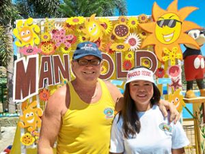 Erlinda (links) und Uwe Mangold betreiben mittlerweile seit fünf  Jahren das Mangold-Resorts auf den Philippinen. Foto: Mangold