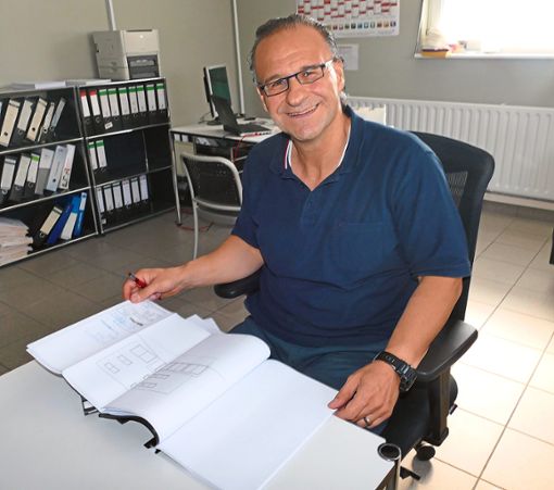 Unternehmer und Geschäftsinhaber Gaetano Cristilli studiert die Baupläne seines neuen Fitness- und  Gesundheitscenters G1 in Villingen.  Foto: Bombardi