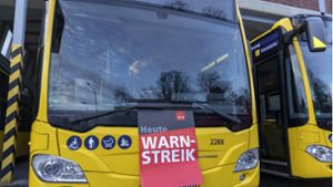 Die Busse und Bahnen im Land fahren wieder ungehindert durch einen Streik. Foto: IMAGO/Markus Matzel