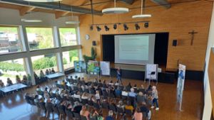 Auch wenn nur wenige Jugendliche der Einladung gefolgt waren, war die Festhalle mit Grundschülern und Eltern gut gefüllt. Foto: Gemeinde Oberwolfach