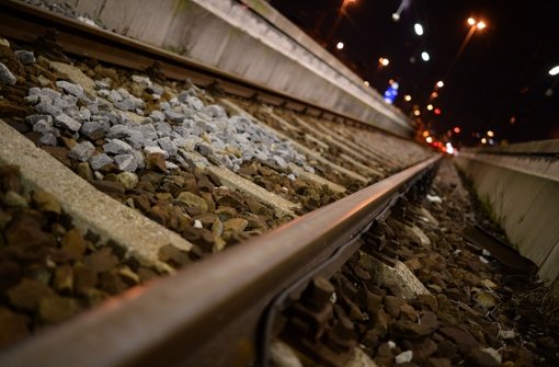 Tragisches Unglück: Ein 35-Jähriger bleibt am Donnerstagabend an einer Bahnsteigkante hängen und wird von einer S-Bahn erfasst.  Foto: dpa/Symbolbild