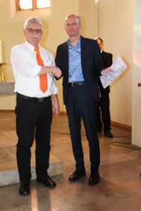 Jürgen Stengel (rechts) überreicht Uwe Weinreich eine Urkunde.  Foto: Raab Foto: Schwarzwälder Bote