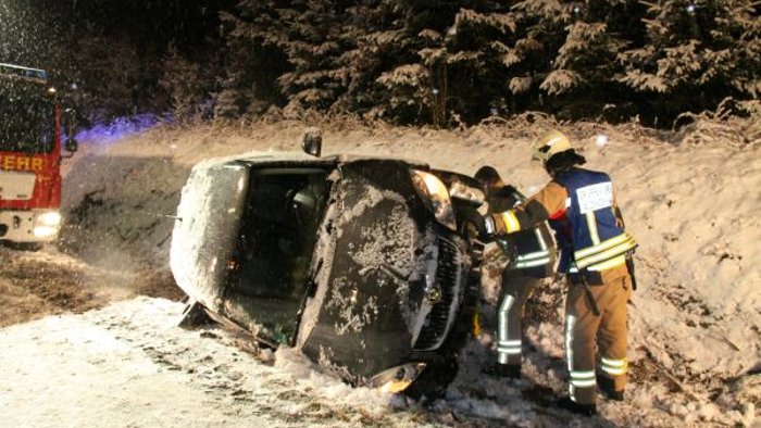Wintereinbruch: Auto landet bei Unfall im Graben